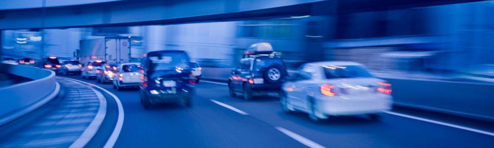 高速道路を走る車のイメージ